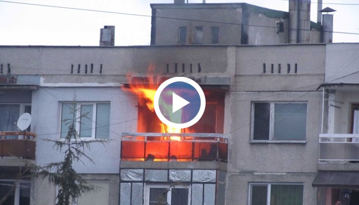 Пламъците избухнали на последния етаж във вход З на блок „Добруджа“