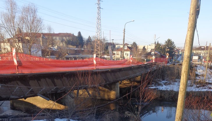 Никой не предприема действия по отстраняването на металните съоръжения които са провиснали на реката