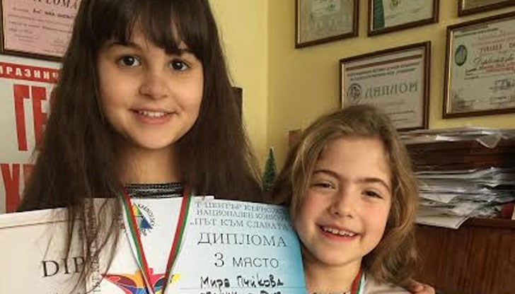 Мира Пуйкова и Елица Камбурова, солисти от Детска вокална група „Слънце“, участваха в Арт фестивала „Път към славата“