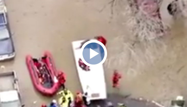 Жителите са спасявани от покривите на къщите