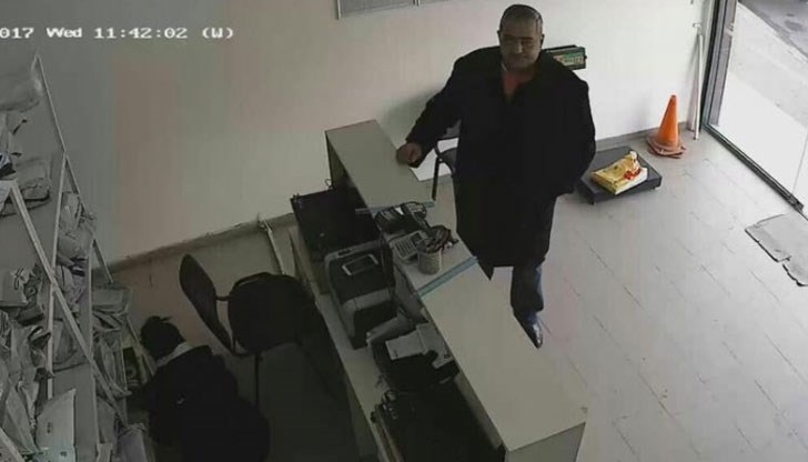 Мъж обикаля магазини, офиси на мобилни оператори и спедиторски фирми, моли да му уедрят пари и се измъква с половината от тях Мъж обикаля магазини, офиси на мобилни оператори и спедиторски фирми, моли да му уедрят пари и се измъква с половината от тях