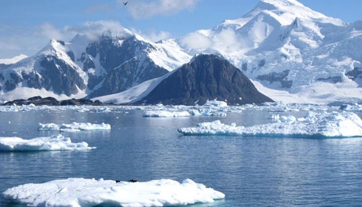 "Липсващият лед и на двата полюса е доста необичайно нещо", коментира Дейвид Карлсон