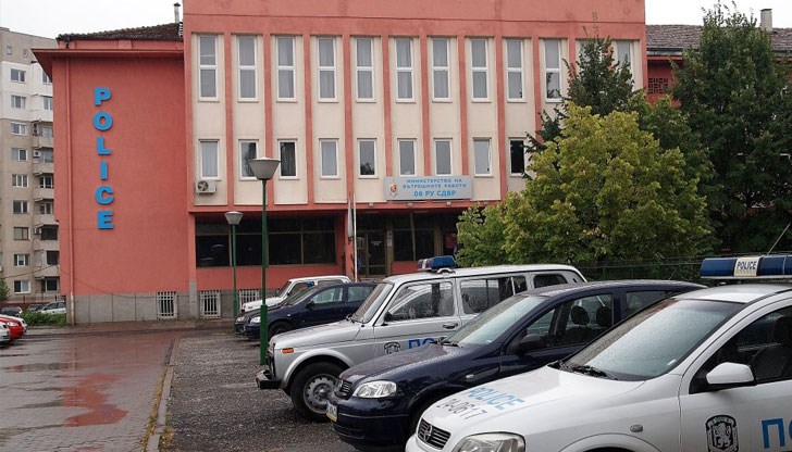 Цял клас четвъртокласници заедно с класната им ръководителка и директора на школото стояха до 1,30 ч. през нощта в 6-о РПУ и даваха показания Цял клас четвъртокласници заедно с класната им ръководителка и директора на школото стояха до 1,30 ч. през нощта в 6-о РПУ и даваха показания