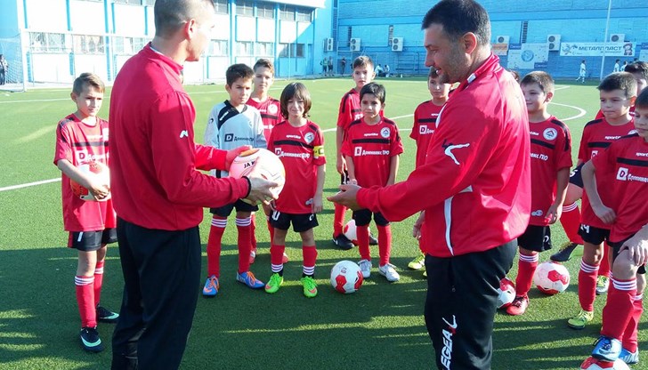 Там възпитаниците на треньора Огнян Брайнов ще срещнат отбори на връстниците си от някои от най-силните школи в северната ни съседка
