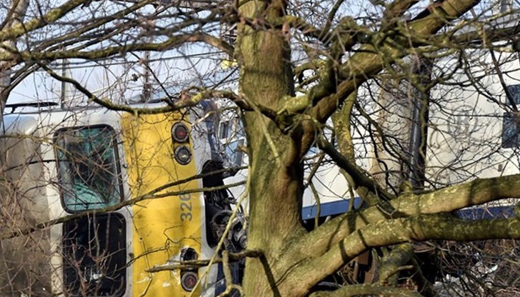 Българският гражданин, чието име не е се съобщава, е пътувал във влака по линията Льовен-Пан, който днес на обед се преобърна на излизане от гарата