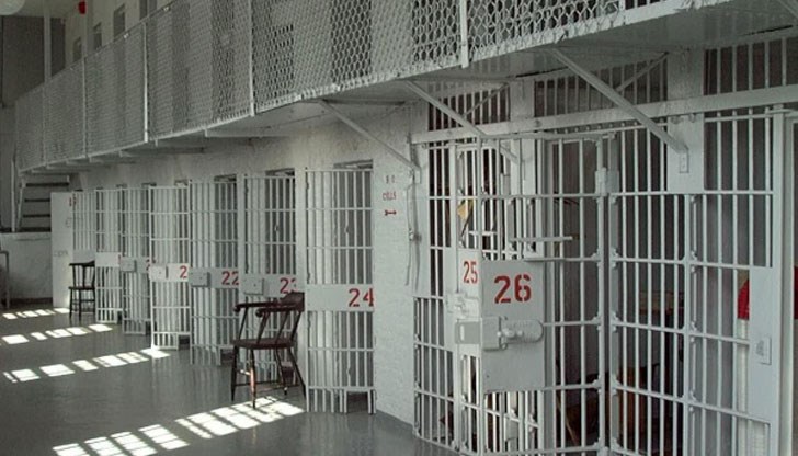 Двамата са лишени и от правото пет години да заемат длъжност като държавни служители