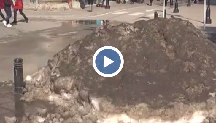 Със затоплянето започна и разбиването на камарите със замръзнал сняг