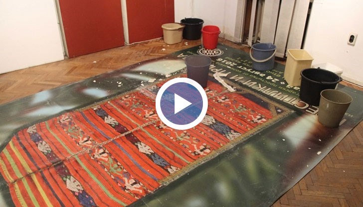 В някои от залите мазилката се руши вследствие на теча, а в други са поставени кофи за вода