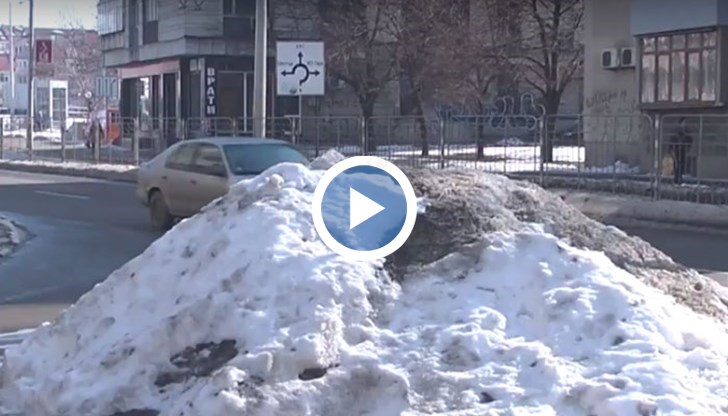 Пешеходците се молят да настанат по слънчеви дни, та да се разтопи малко тоя пуст сняг!