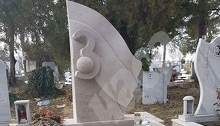 Монументът запечата любимото му кожено кълбо и запазеният за вечни времена номер 3