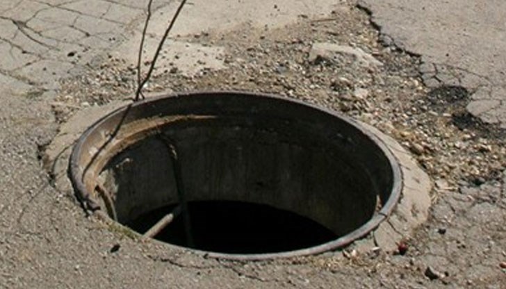 Автомобилът се потрошил, минавайки през отворена шахта по "Христо Ботев" Автомобилът се потрошил, минавайки през отворена шахта по "Христо Ботев"