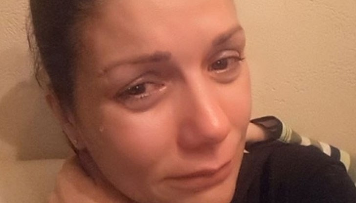 Певицата постна снимка, обляна в сълзи и без грим, под която обясни какво я е разстроило