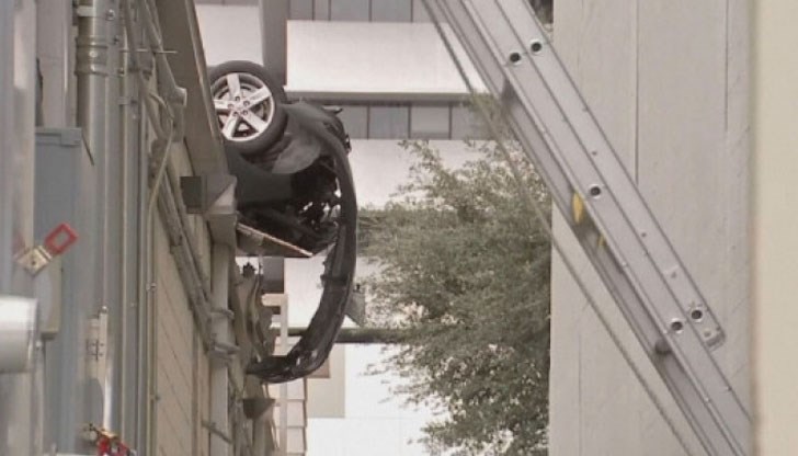 В опит да паркира в гараж на покрива на сграда, вместо да натисне спирачка, младежът натиска педала за газта