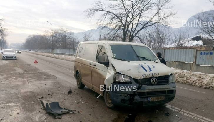 дарът бил толкова силен, че бусът излязъл от пътя и се забил на няколко метра в преспите