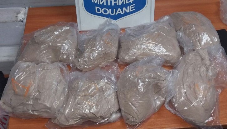 Телата на момиче и две жени са били облепени с наркотика