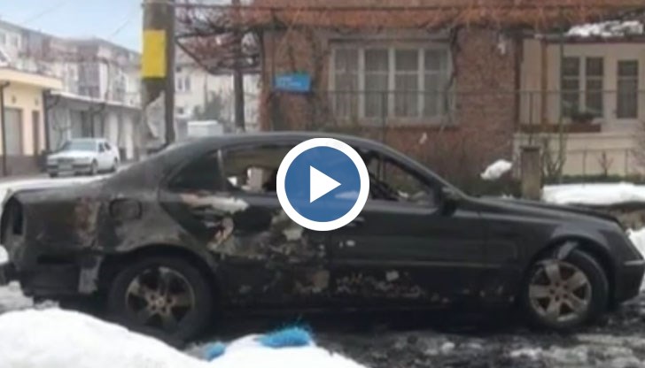 Шофьорът бускувал 30 минути на заледена улица, докато искра от дясната задна гума не предизвиква пожар