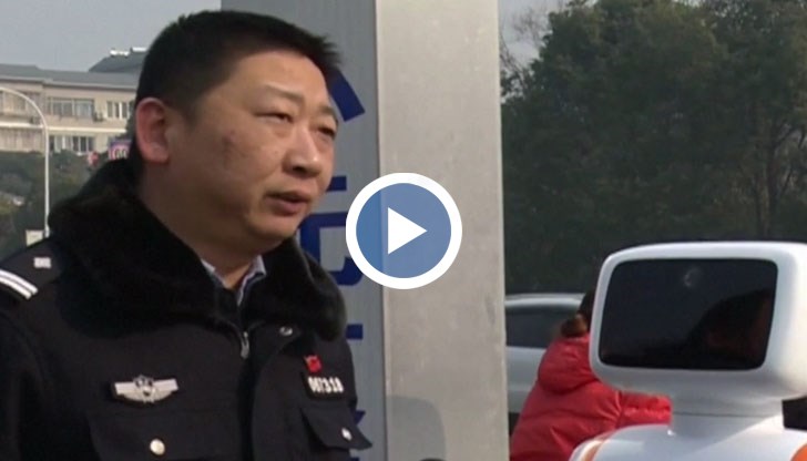 Докато се чудят какво всъщност е това обаче, тя не спира да снима