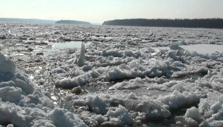Понтонният мост, който свързва остров Белене със сушата, се е откъснал тази сутрин