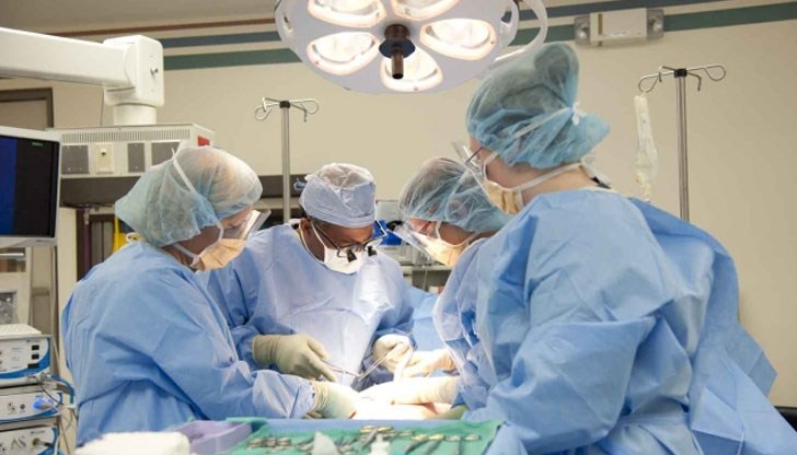 Малката пациентка е консултирана от френски медици, които препоръчват да й бъдат направени няколко операции