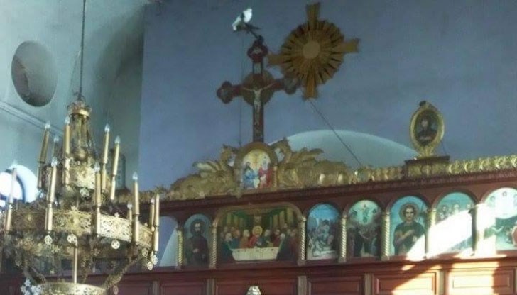 Вярващи плачат от вълнение и се кръстят