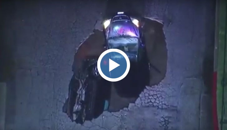 Два автомобила пропаднаха в огромна яма