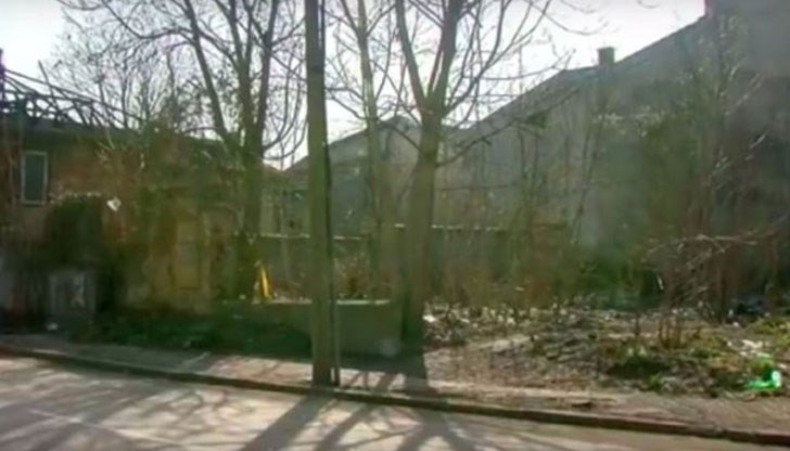 Незавършен строеж се е превърнал в свърталище на бездомници и незаконно сметище