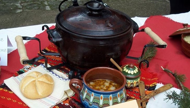 Програмата предвижда конкурси за най-блага греяна ракия, най-вкусна зелева чорба и най-автентична старовремска софра Програмата предвижда конкурси за най-блага греяна ракия, най-вкусна зелева чорба и най-автентична старовремска софра