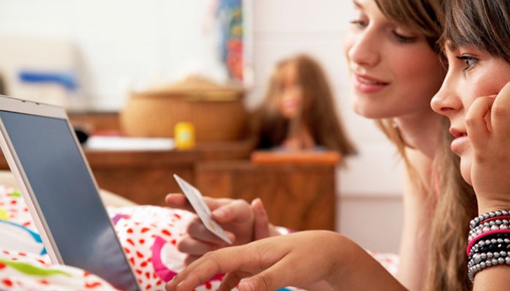 За кратък период от време няколко клиента на търговеца са подали оплаквания в КЗП, че покупките се бавят повече от месец