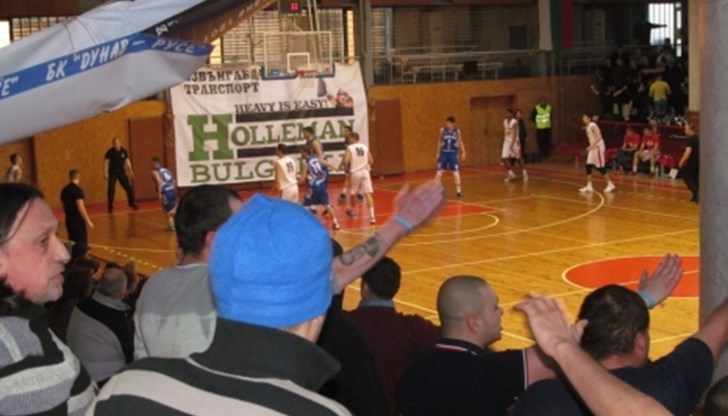 В оспорвания и интересен двубой домакините се наложиха с 65:58 В оспорвания и интересен двубой домакините се наложиха с 65:58