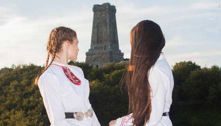 Красотата на България и българската девойка на едно място