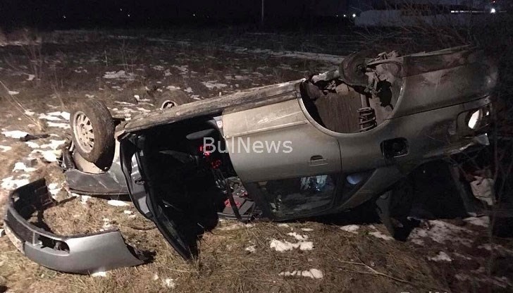 Аудито се преобръща по таван, помита пътни знаци, а откъснатия заден мост остава на метри от него