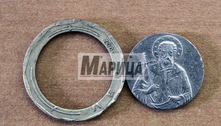 Монетите досущ приличат на оригиналните, но при лек натиск се разпадат Монетите досущ приличат на оригиналните, но при лек натиск се разпадат