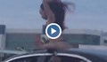 Жена по бельо танцува върху покрива на кола