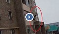 Жена моли за помощ, преди да падне от балкон