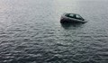 Варненец "паркира" колата си в морето