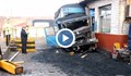 Полицай се спасява по чудо от връхлитащ камион