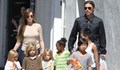 Анджелина Джоли е на път да загуби едно от децата си