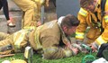 Пожарникар спаси куче с дишане уста в уста