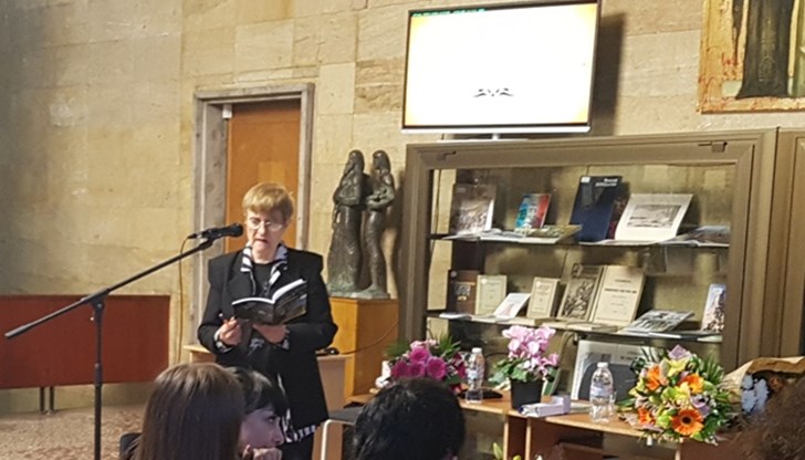 За своята творческа дейност Дора Янева-Медникарова беше удостоена със Златна значка "Русе" на Община Русе
