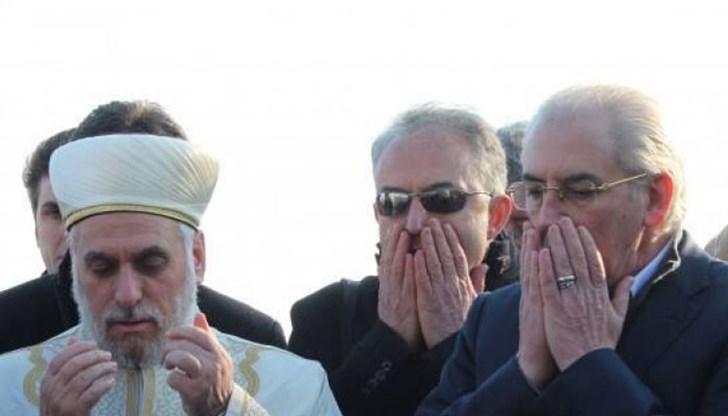 Лидерите на протурската коалиция и кандидат-депутатите им обикалят страната с лъскави автобуси, наемат скъпи зали за срещи с избиратели, раздават подаръци, осигуряват храна и черпят роми Лидерите на протурската коалиция и кандидат-депутатите им обикалят страната с лъскави автобуси, наемат скъпи зали за срещи с избиратели, раздават подаръци, осигуряват храна и черпят роми