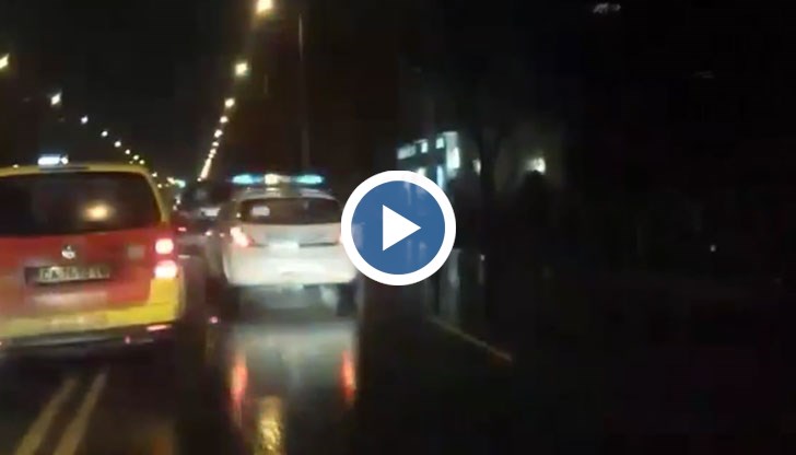 Дъждът превърна улиците в пързалки