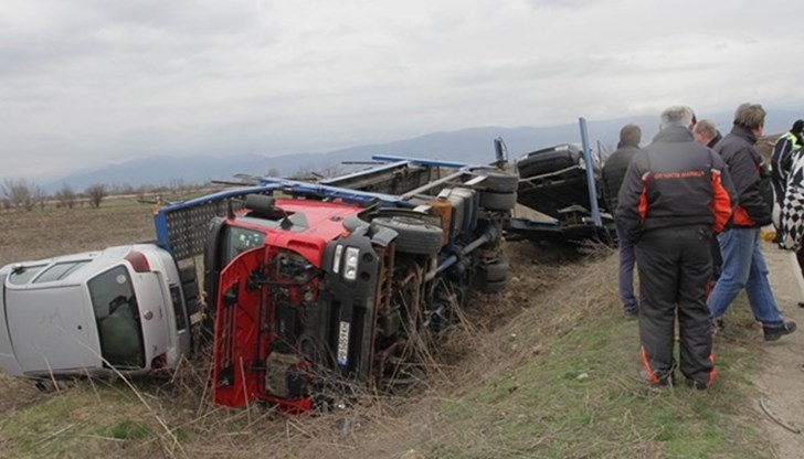 Автовозът е натоварен с четири автомобила