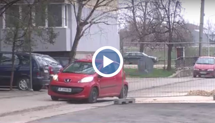 От известно време тя е постоянно в ремонт, а от скоро шофьорите карат по тротоара