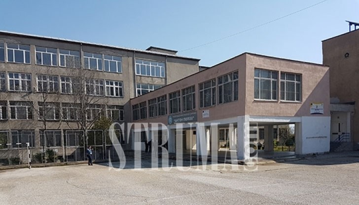 Шеф на СИК Петрич не може да пише и да попълва протоколи Шеф на СИК Петрич не може да пише и да попълва протоколи