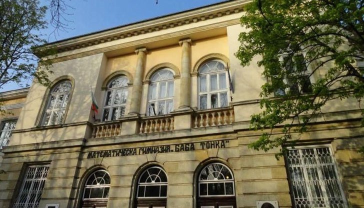 Г-жа Наталия Кръстева, която е председател на училищното настоятелство и бивш възпитаник на гимназията, връчи поздравителен адрес на директора на училището