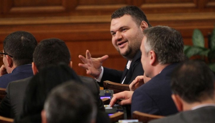 На Пеевски му било писнало да е единственият виновник за всички беди на страната и се заканил да уличи в корупция висши политици На Пеевски му било писнало да е единственият виновник за всички беди на страната и се заканил да уличи в корупция висши политици