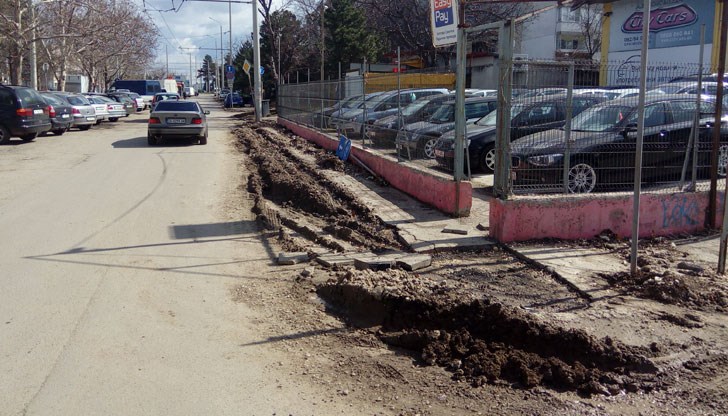 Вече месец след разкопаването, тротоарът тъне в кал
