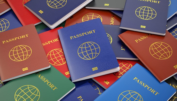 Международните паспорти са сини, червени, зелени и черни