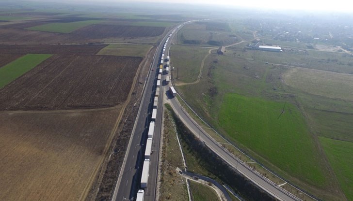 Магистралата се е превърнала в сметище и тоалетна