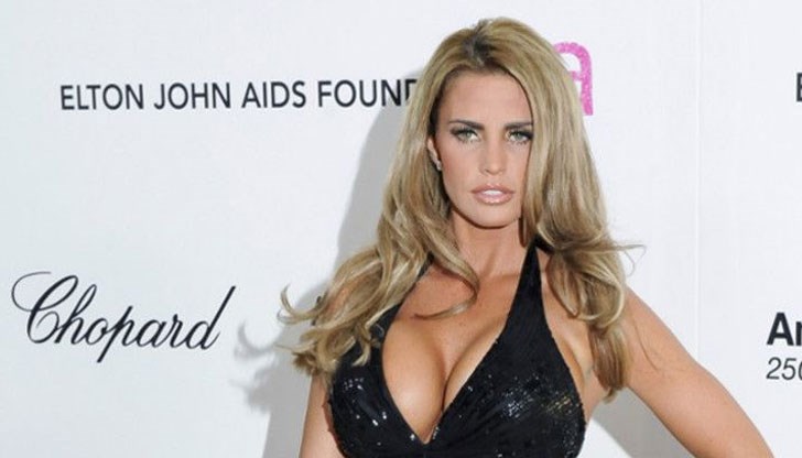 Британската моделка решила да се попече топлес